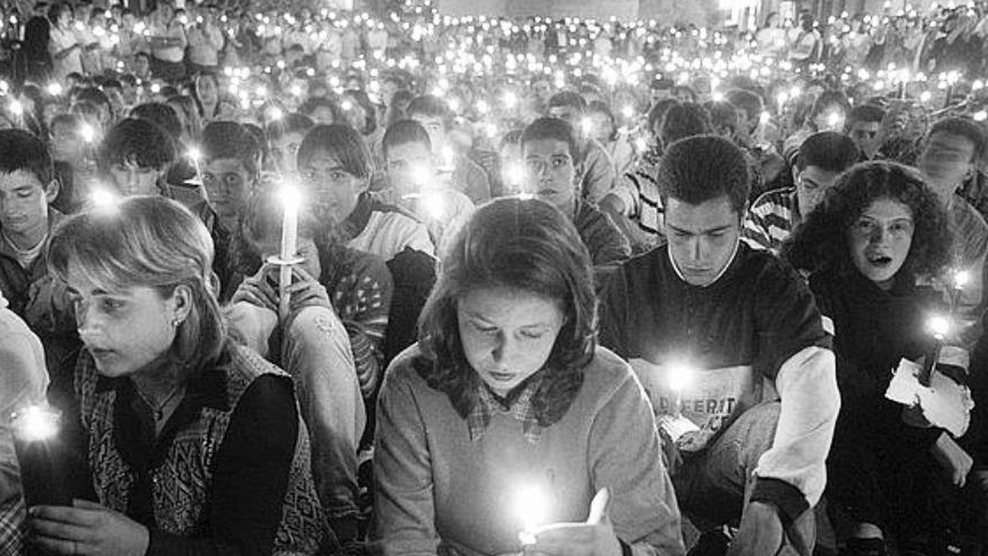 Numerosas personas portan velas encendidas para pedir la libertad de Blanco. (Fundación Miguel Ángel Blanco)