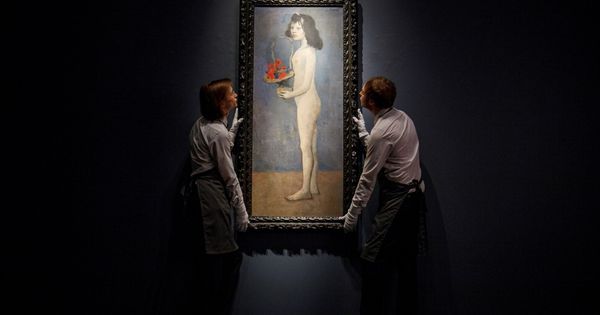Foto: Trabajadores de la casa de subastas Christie's colocan la obra 'Joven con una cesta de flores', del artista español Pablo Picasso, que ha sido vendida por más de 100 millones. (EFE)