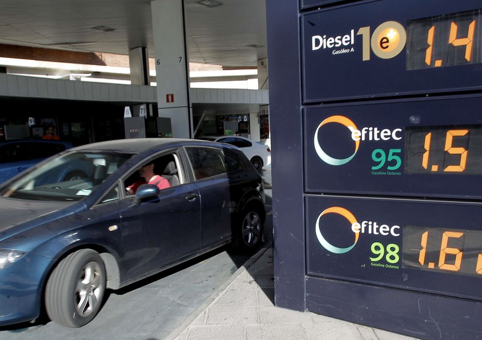 Foto: Panel de precios tras publicarse los precios de los carburantes en Madrid (EFE)