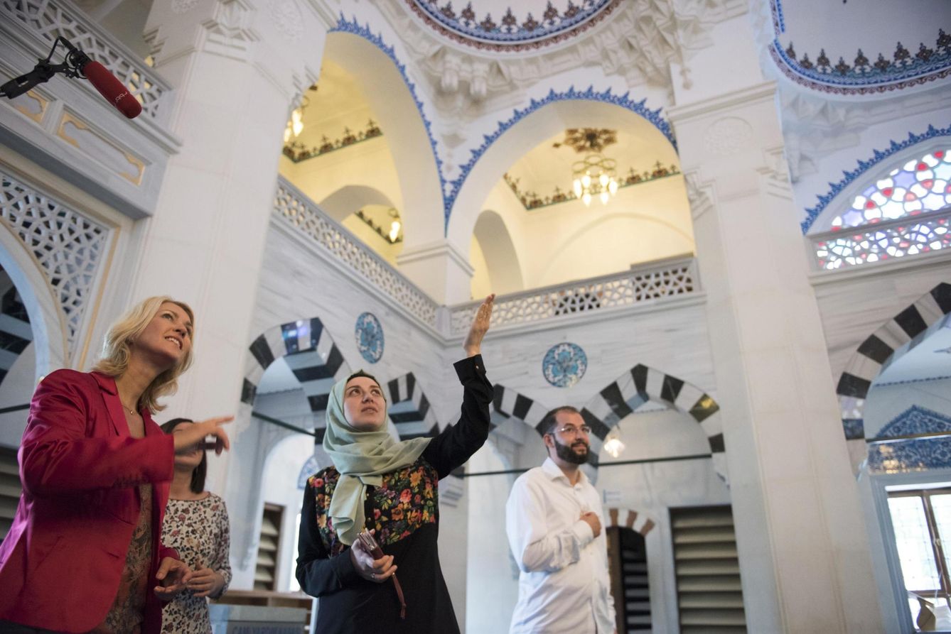 La ministra de Familia Manuela Schwesig habla con Yasemin Bagci, gestora de la mezquita Sehitlik de Berlín, en agosto de 2015 (Reuters)