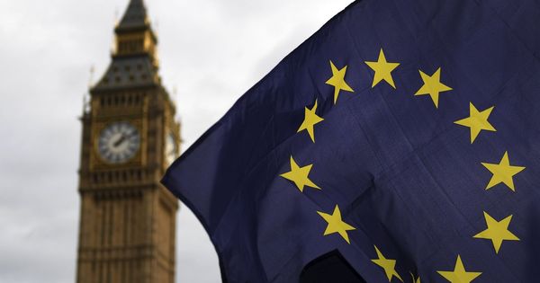 Foto: Una bandera de la UE, en las afueras del Parlamento en Londres. (EFE)
