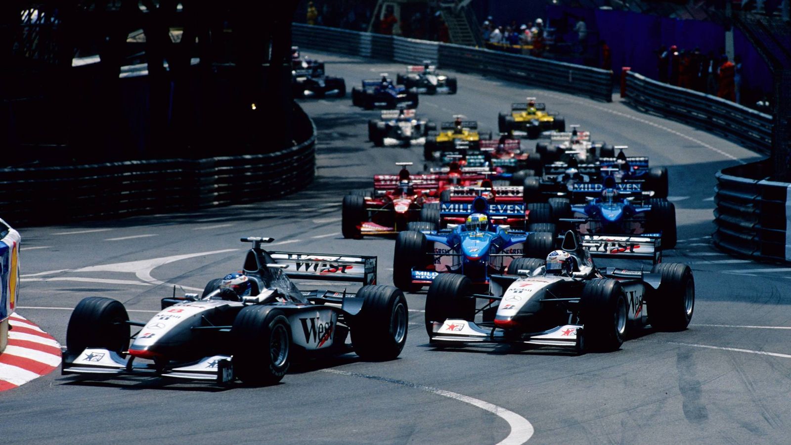 Foto: Los McLaren de Mika Hakkinen y David Coulthard salieron desde la primera línea de la parrilla en el GP de Mónaco de 1998. (Imago)