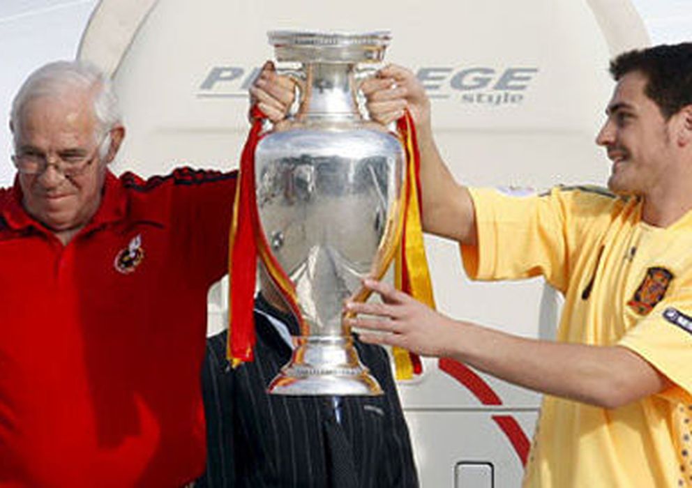 Foto: Luis y Casillas, llegando a España con el título de la Eurocopa de 2008.