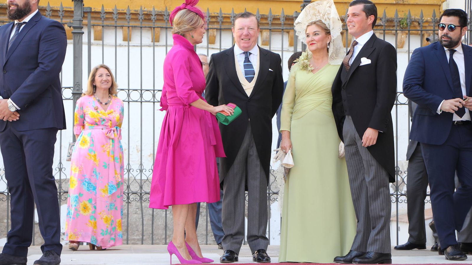Foto: César Cadaval junto a su mujer y su hijo César en la boda de este. (Lagencia Grosby)