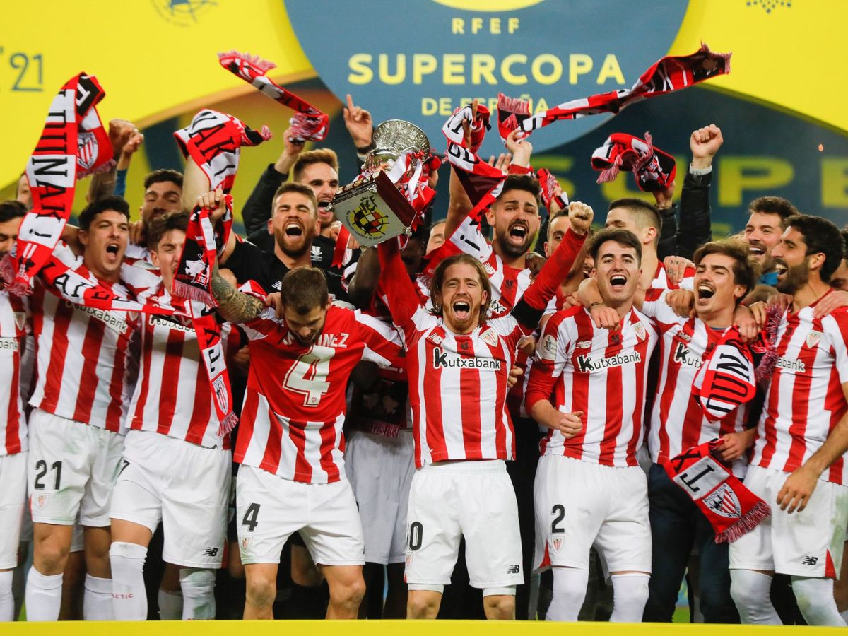 Foto: El Athletic celebra la consecución de la Supercopa de España en 2021. (EFE)