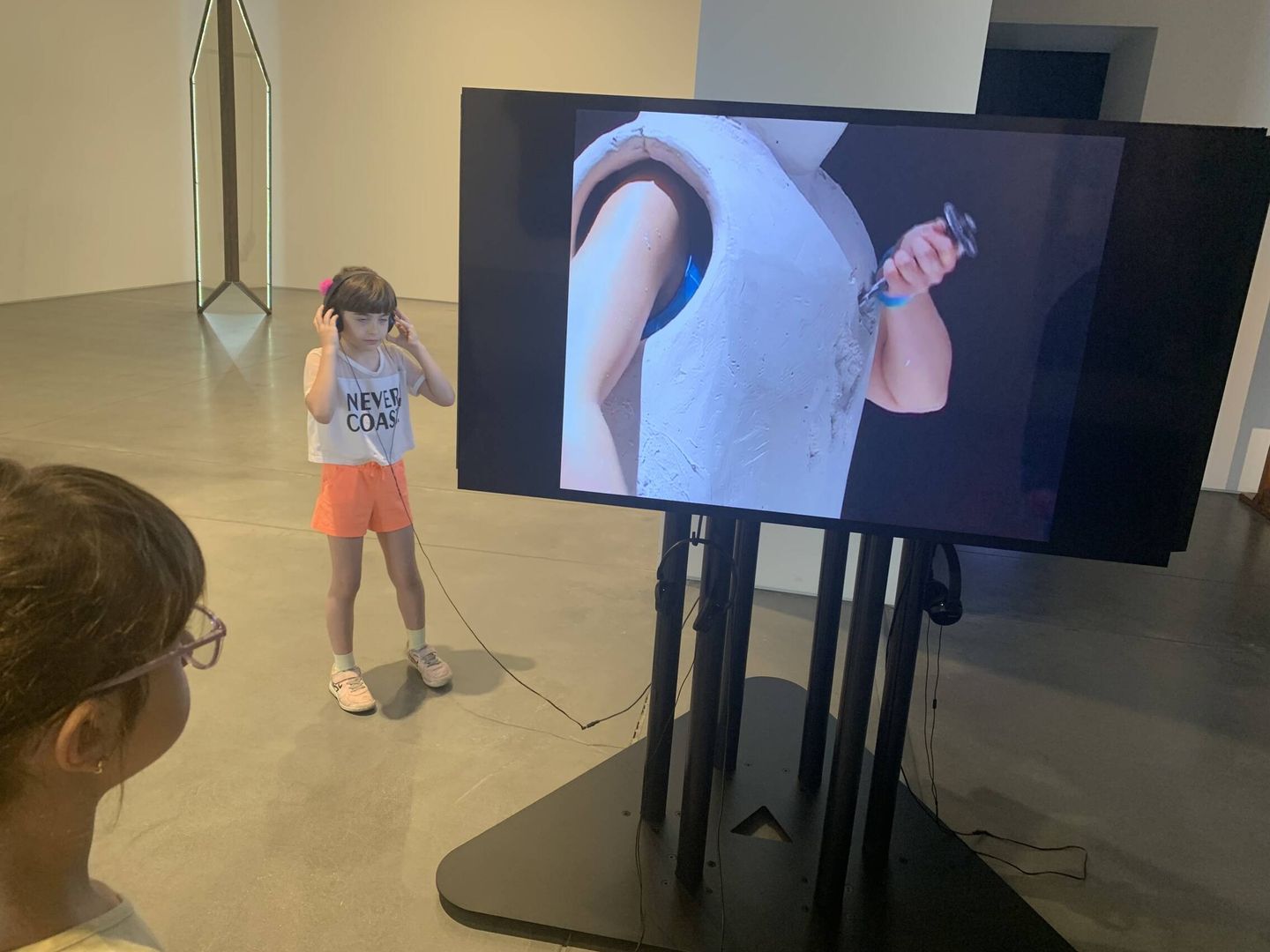 Unos niños, junto a un vídeo de la artista turca Gülsün Karamustafa en el Museo de Arte Moderno y Contemporáneo de Estambul. IHV
