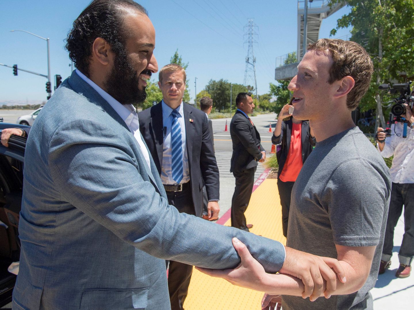 El príncipe Mohamed bin Salman junto a Mark Zuckerberg en Silicon Valley. (Reuters)