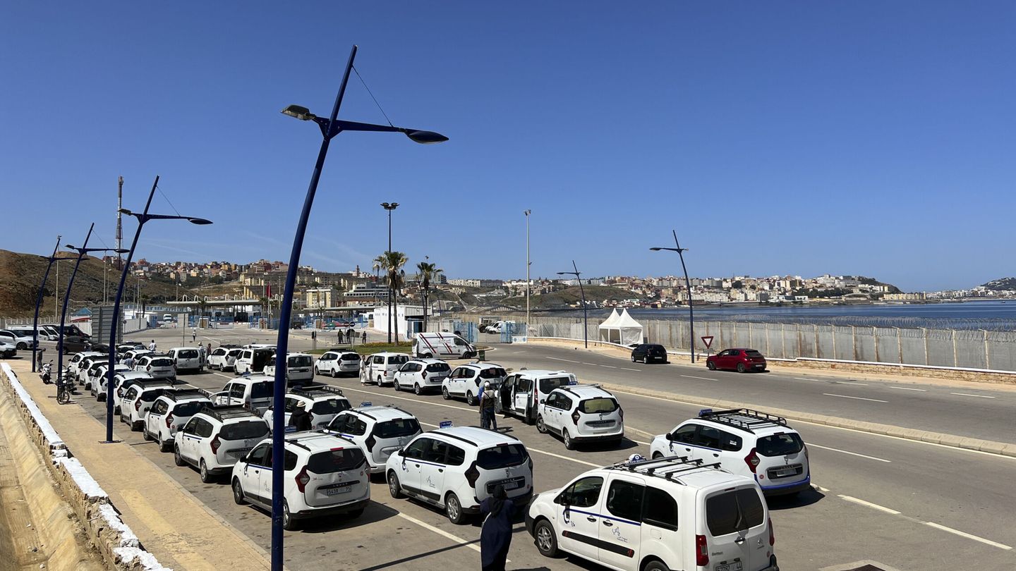 Taxis esperando a clientes que salen de Ceuta por el paso fronterizo del Tarajal. (EFE/Mohamed Siali)