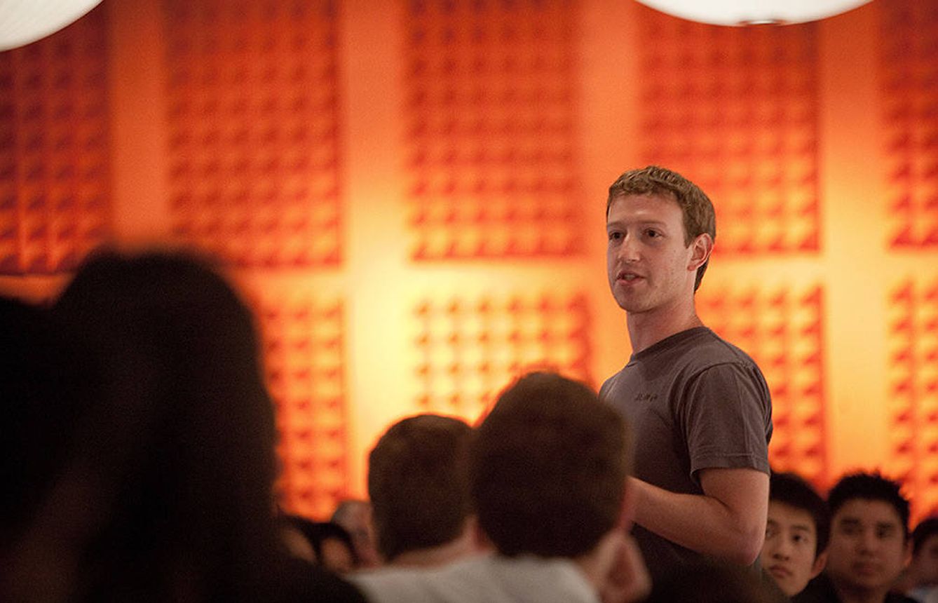 Mark Zuckerberg, fundador de Facebook, durante una charla en YCombinator, la 'fábrica de startups' más reputada de Silicon Valley que ha impulsado Lambda School y Microverse. (Foto: YC)