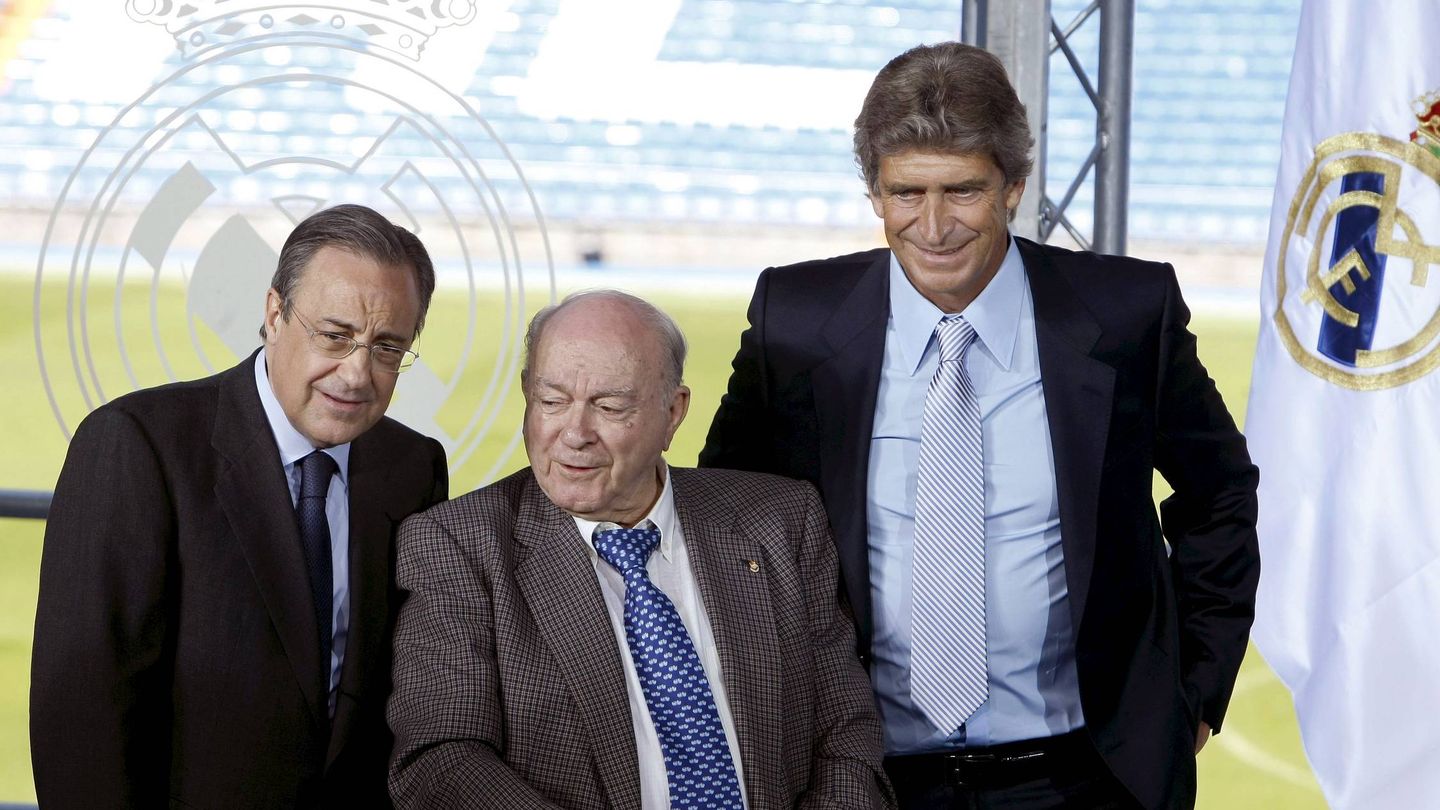 Di Stéfano, junto a Florentino Pérez y Pellegrini, en la presentación del técnico chileno. (EFE)