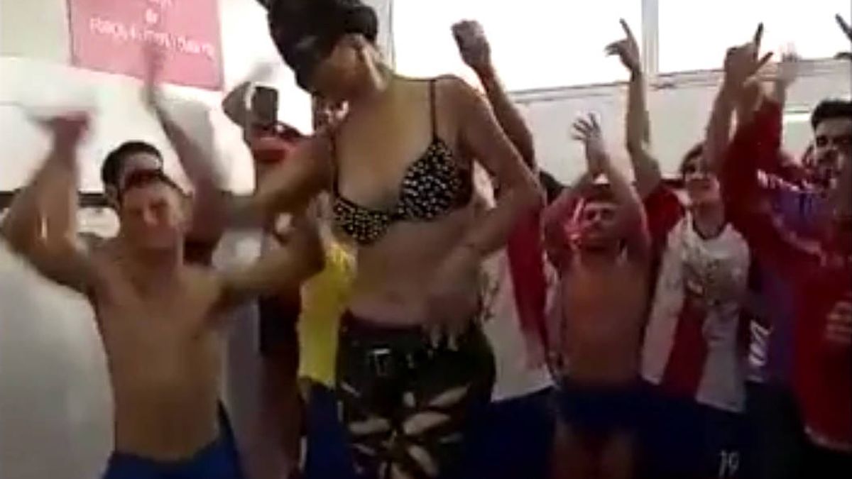 Un club de regional celebra su ascenso metiendo a una stripper en el vestuario