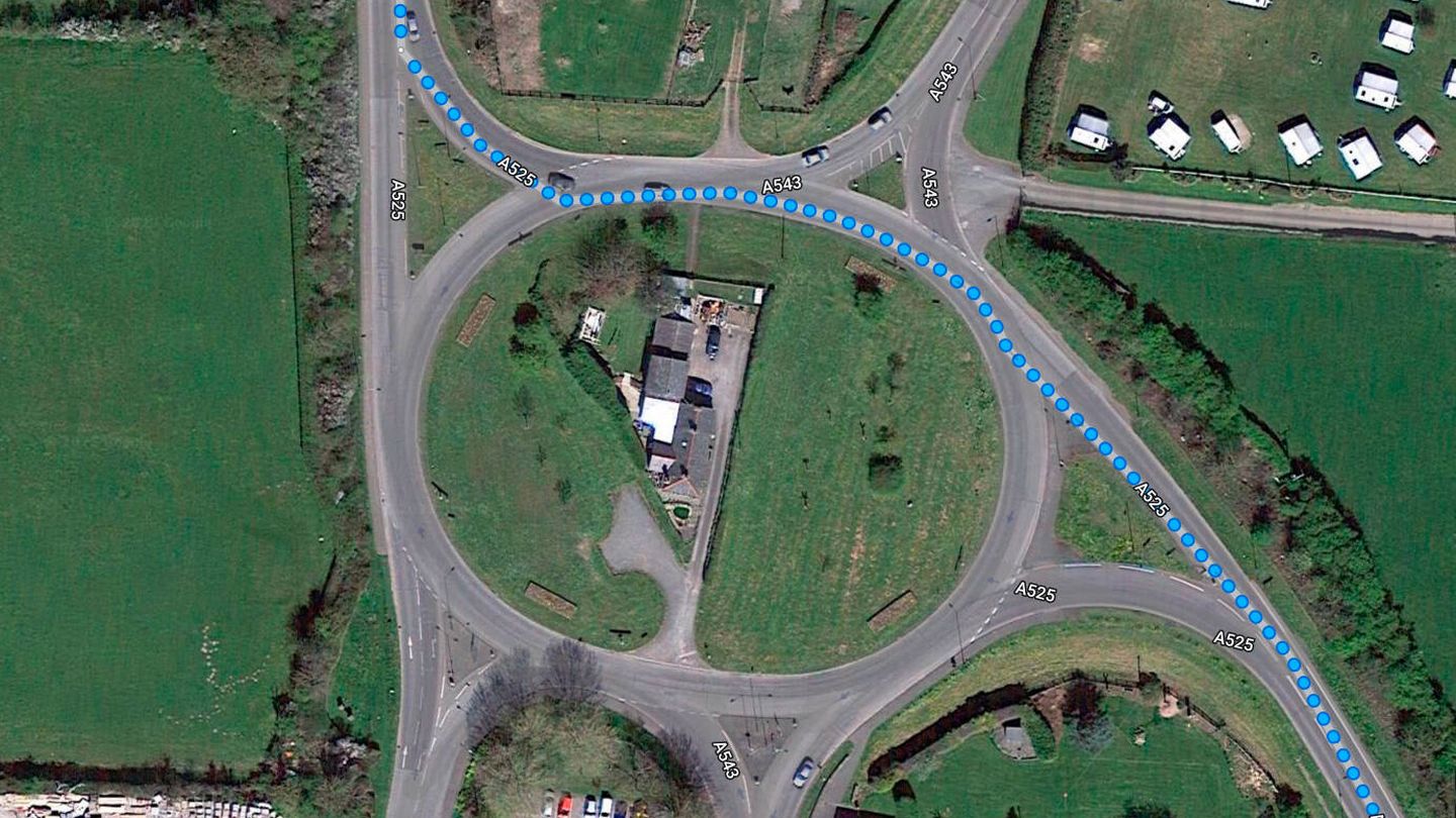 La vivienda se encuentra dentro de la rotonda, en plena carretera A525 (Google Maps)