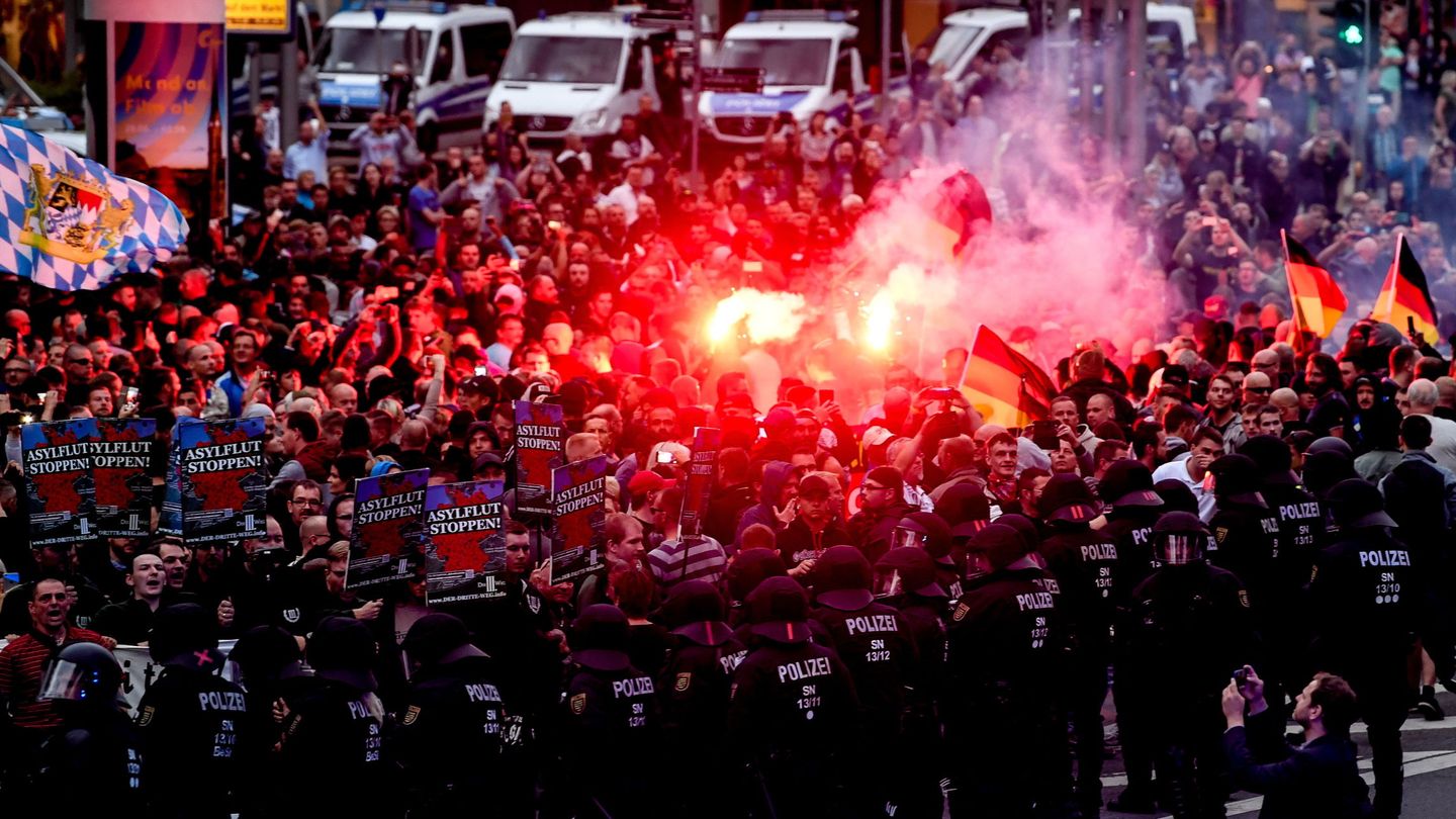 anifestantes de derecha prenden bengalas mientras enfrentan a la policía antidisturbios durante una manifestación en Chemnitz. (EFE)