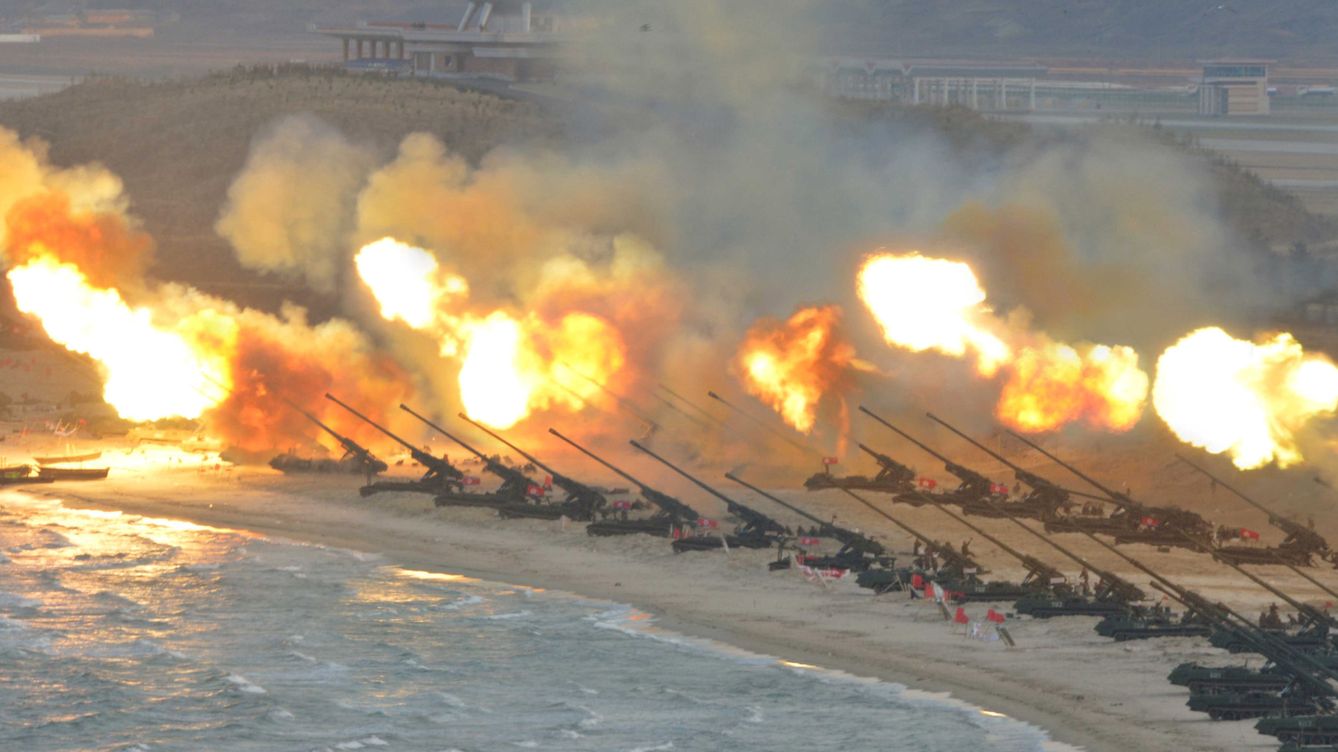 Foto: Piezas de artillería disparan durante un ejercicio militar, en una imagen difundida por la agencia oficial norcoreana en marzo de 2016. (Reuters)