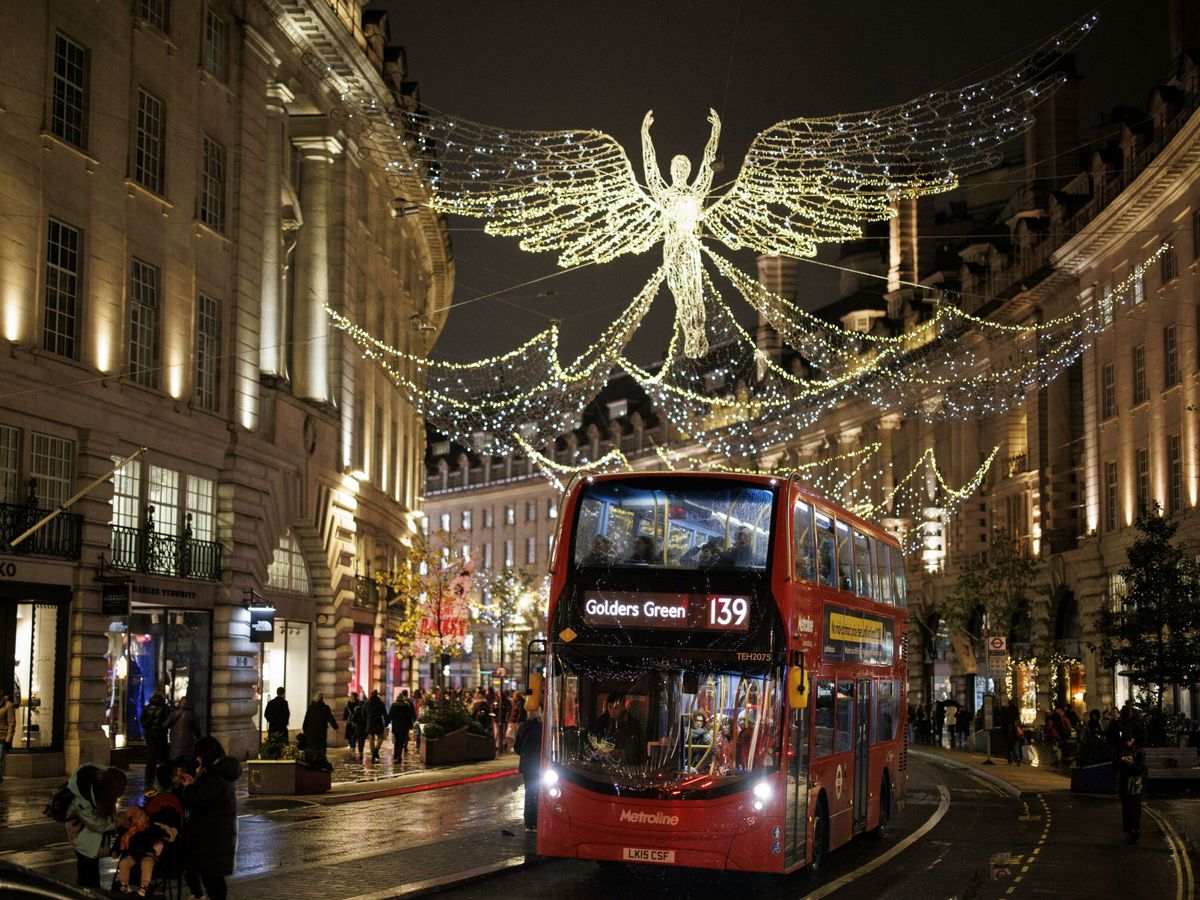 Foto: Luces de Navidad en Regent Street a finales de 2023. (EFE/EPA/Tolga Akmen)