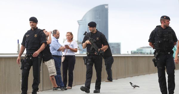 Foto: Varios 'mossos' patrullan por la playa de la Barceloneta. (Reuters)