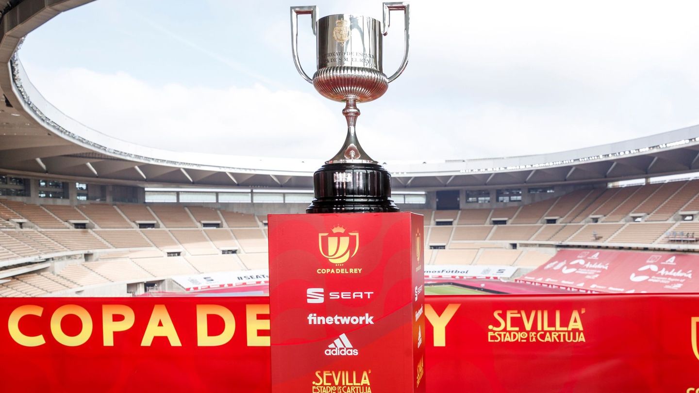 Trofeo de la Copa del Rey en el estadio de la Cartuja. (EFE/RFEF)