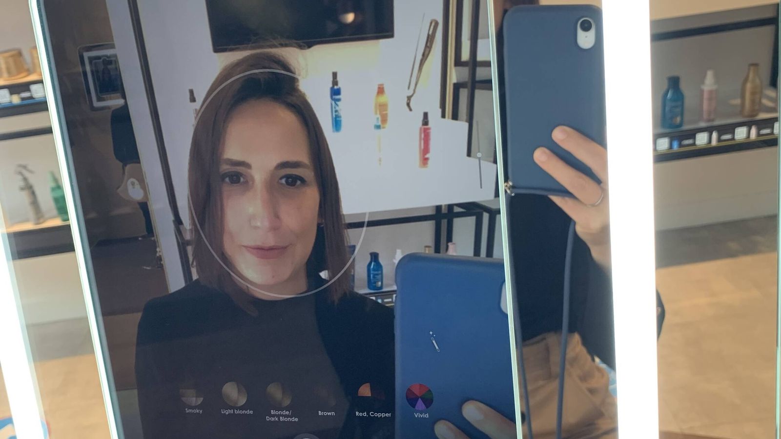 El reconocimiento facial de Amazon Salon muestra y sugiere distintos tintes y cortes de pelo. (Celia Maza)