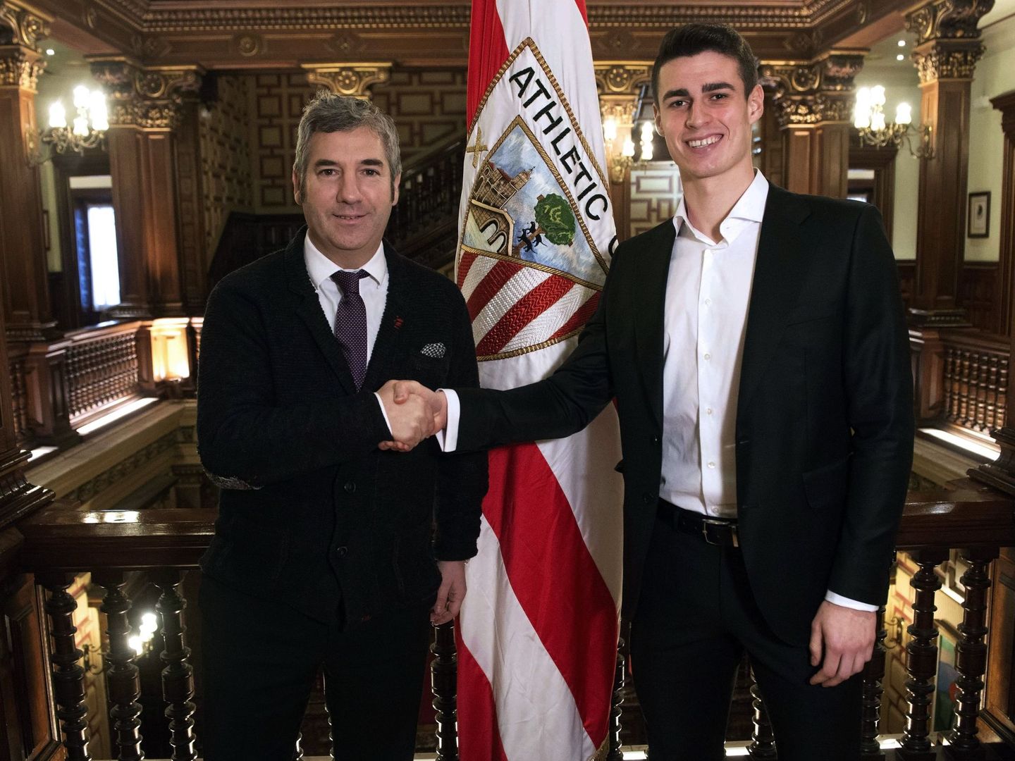 GRAF4481. BILBAO, 22 01 2018.- Fotografía facilitada por el Athletic de Bilbao, del presidente del club, Josu Urrutia (i), y el meta internacional español Kepa Arrizabalaga (d), tras la firma de renovación del jugador para las próximas siete temporadas, hasta la 2024-2025, con un nuevo contrato que contempla una cláusula de rescisión de 80 millones de euros. EFE  ---SÓLO USO EDITORIAL---