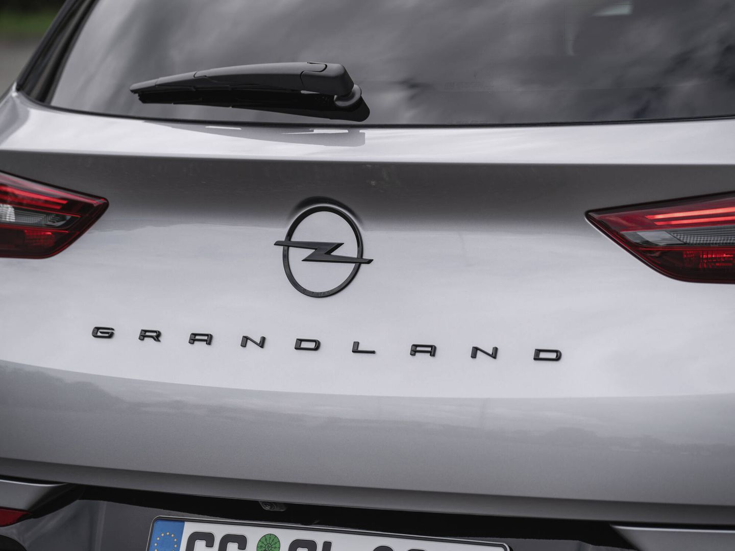 El nombre del coche, ya sin la 'X', y el logotipo de Opel van ahora en el centro del portón posterior.