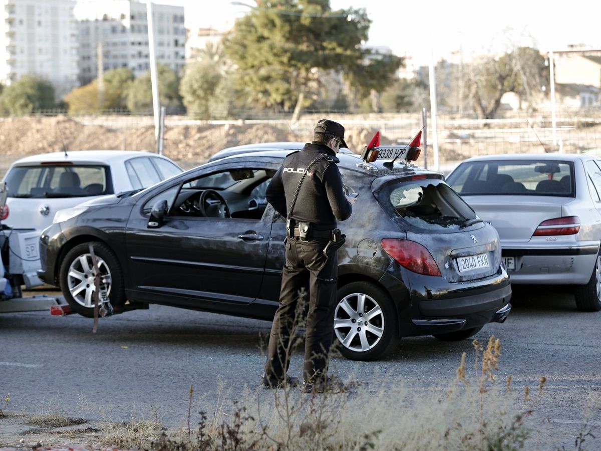 Foto: Vista de un agente de la Policía Nacional y un vehículo. (EFE/Manuel Bruque)