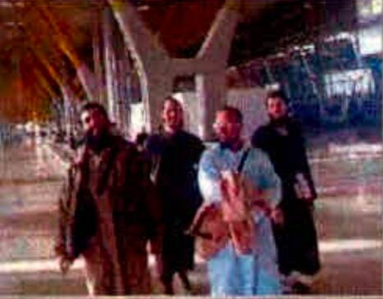 Miembros del grupo en Barajas durante el viaje a la Meca.