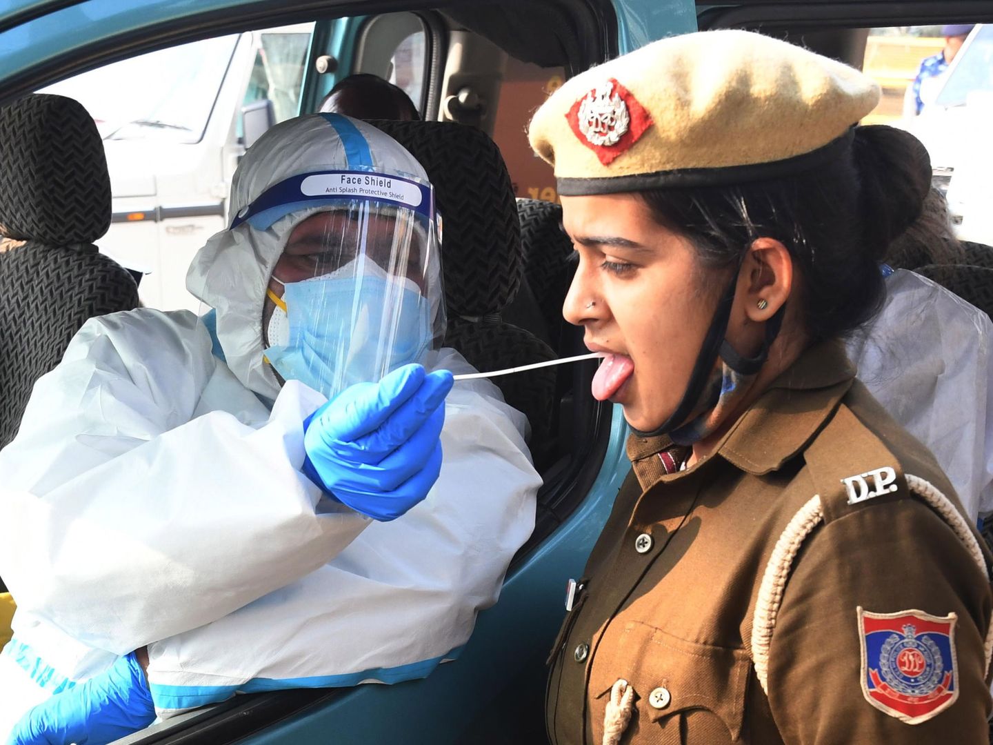 Test del covid-19 a una policía de Nueva Delhi, India. (EFE)
