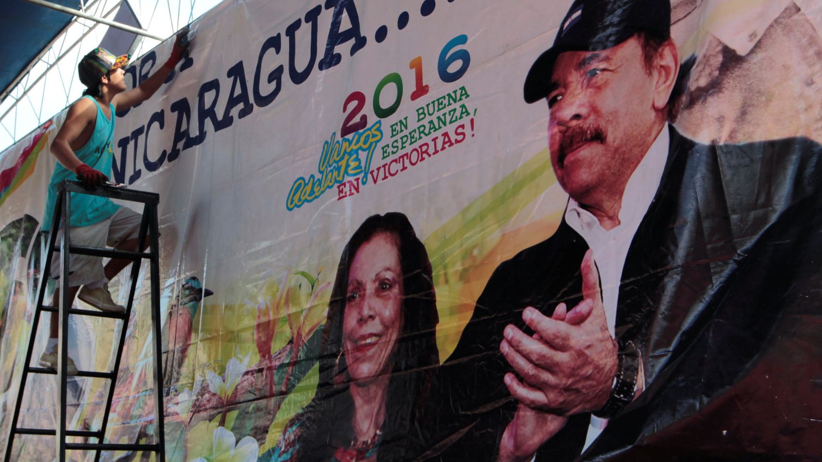 Foto: Un trabajador coloca un cartel electoral en apoyo de Daniel Ortega y su esposa, Rosario Murillo, en octubre de 2016 (Reuters)
