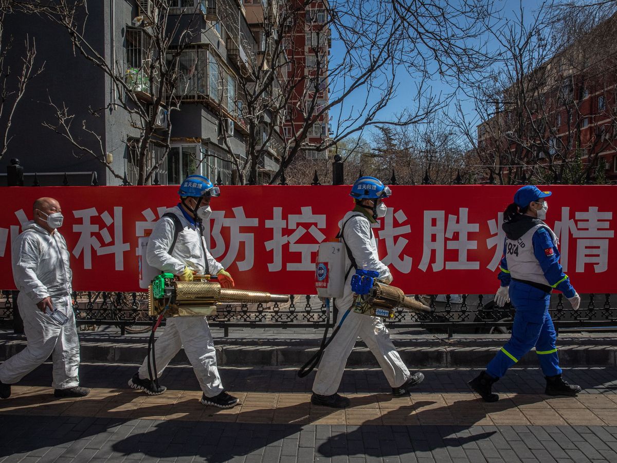 Foto: Un equipo de desinfección en Pekín. (EFE)