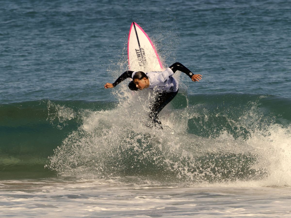 Foto: Surfear en la playa de Valdoviño (EFE/Kiko Delgado)
