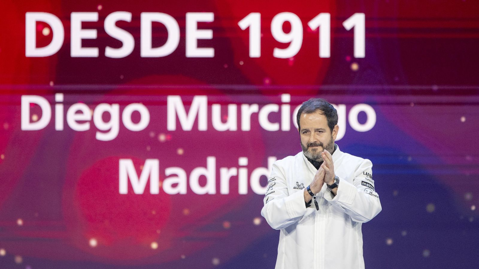 El cocinero Diego Murciego, del restaurante Desde 1911 de Madrid, recogiendo su primera estrella Michelin el pasado noviembre. (Europa Press/Lorena Sopeña)