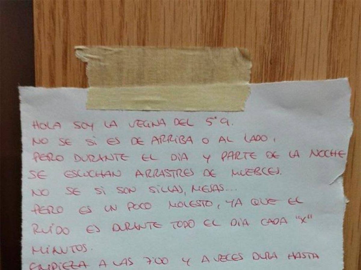 Foto: El aplaudido mensaje de queja de una vecina ante los insistentes ruidos que escucha cada día (Twitter: @LiosdeVecinos)