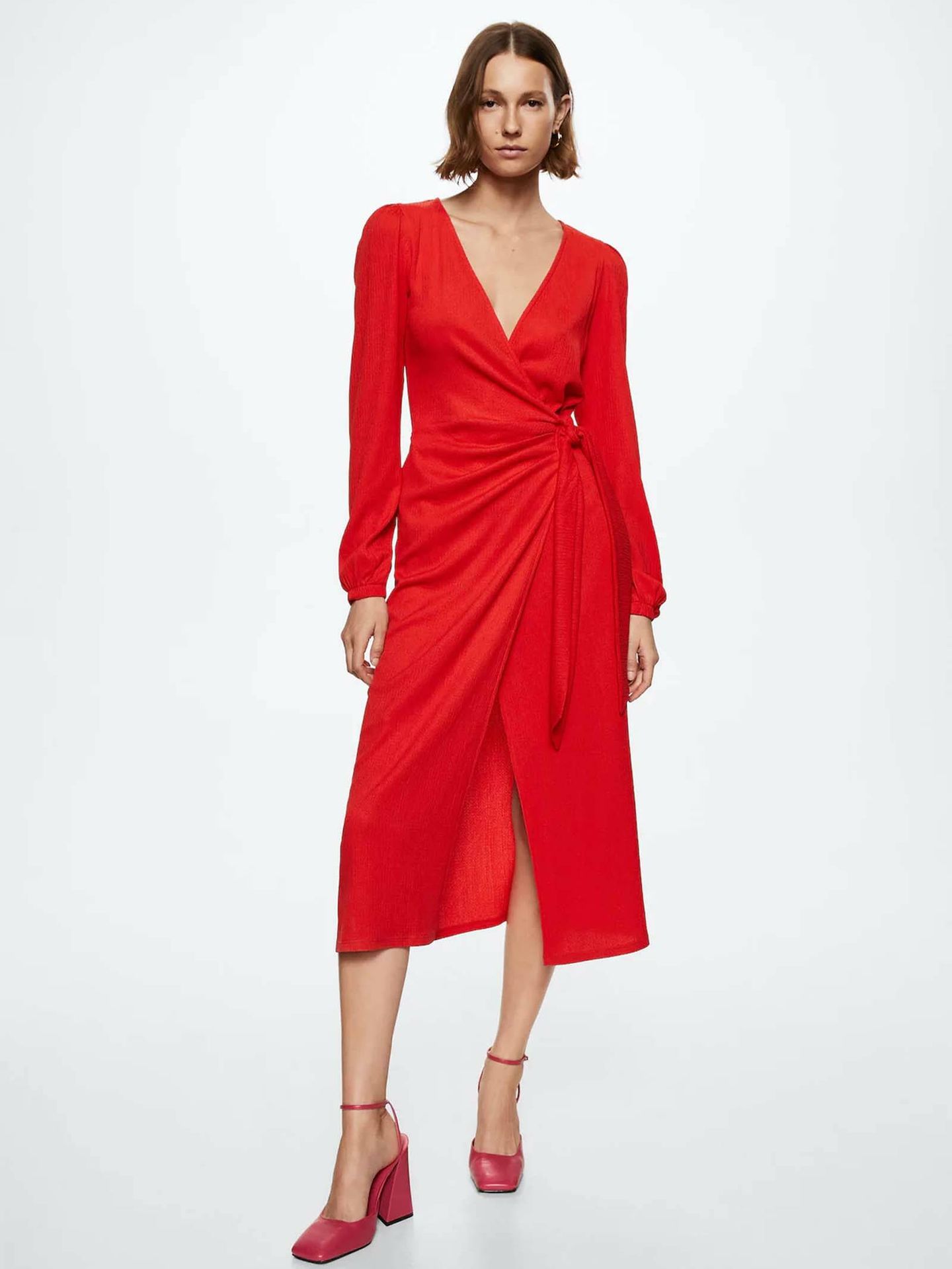 5 vestidos rojos de Zara a Mango para invitadas de boda de otoño. (Mango/Cortesía)