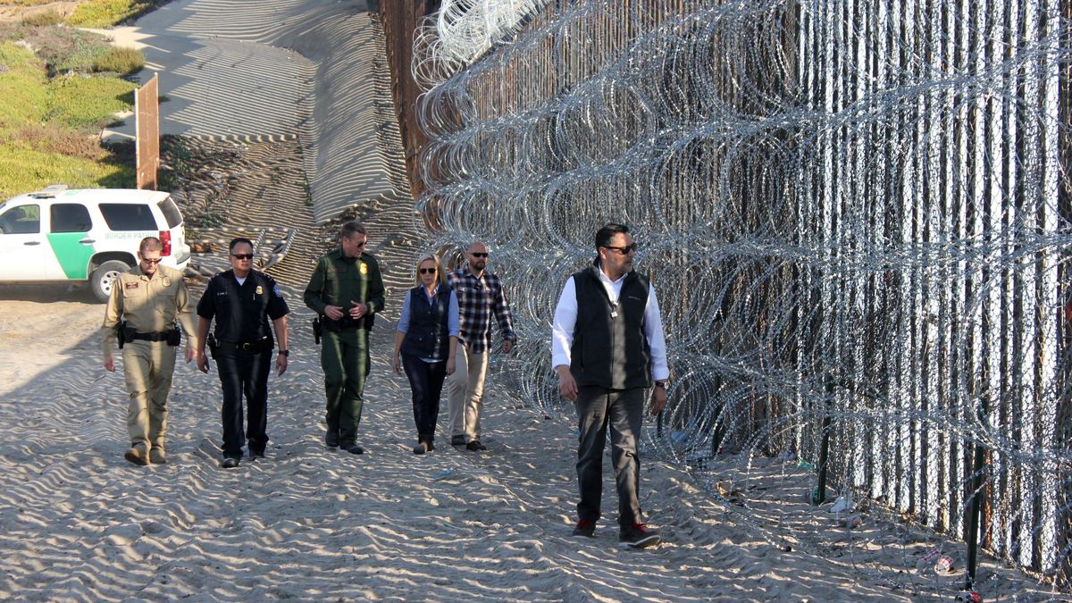Trump autoriza a los militares a usar la fuerza en la frontera con México