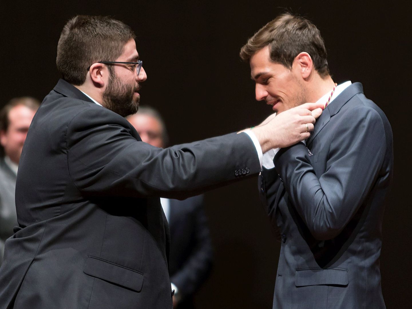 Iker Casillas recibe la Medalla de Ávila de manos de Sánchez Cabrera. (EFE)