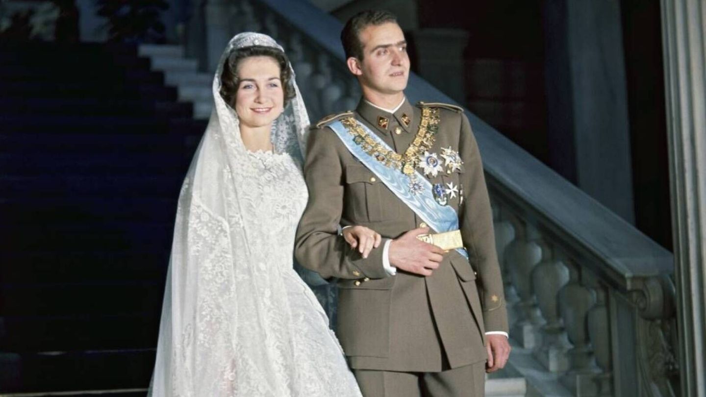 El rey Juan Carlos I y la reina Sofía, en una fotografía de su boda en Atenas. (Getty)