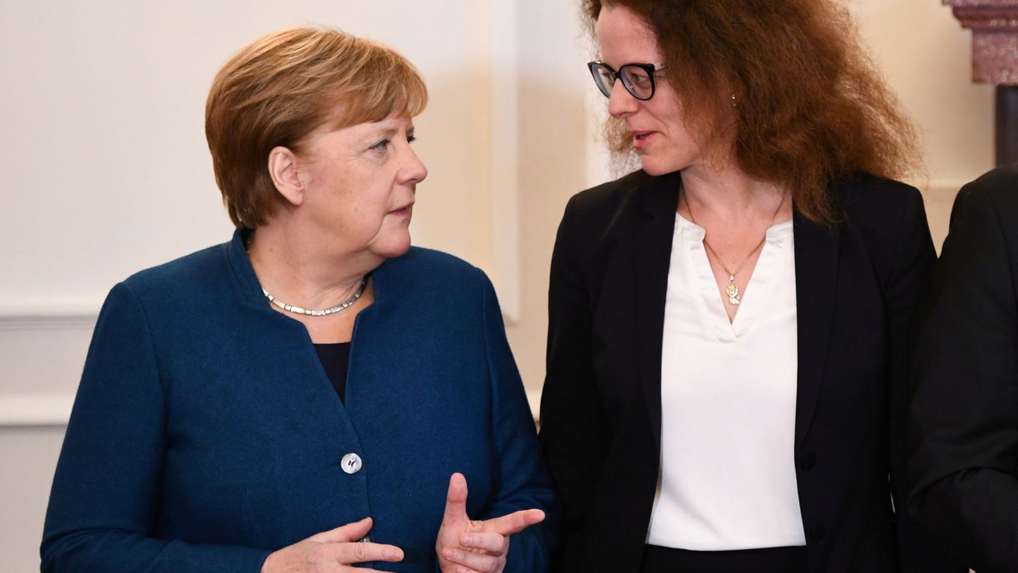 Isabel Schnabel, miembro del comité ejecutivo del BCE,  junto a la canciller Merkel. (Reuters)