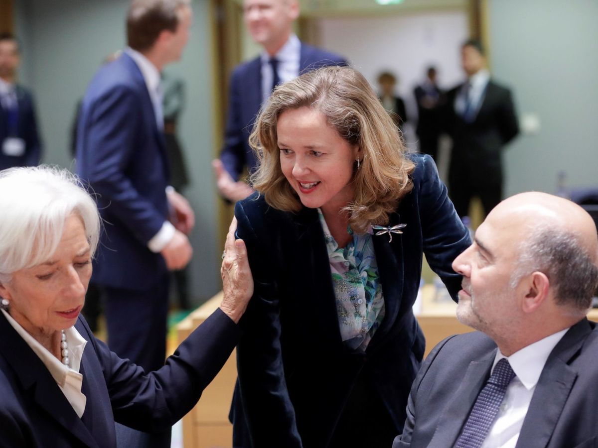 Foto: Calviño, junto a la presidenta del BCE y el antiguo comisario de Economía. (EFE)