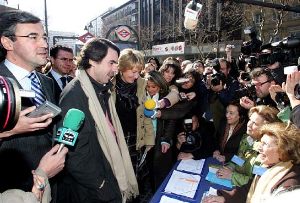 Foto: Aznar se suma a la campaña de recogida de firmas contra el Estatut