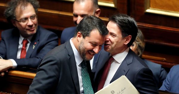 Foto: Giuseppe Conte, a la izquierda, conversa con Matteo Salvini en el Senado. (Reuters) 