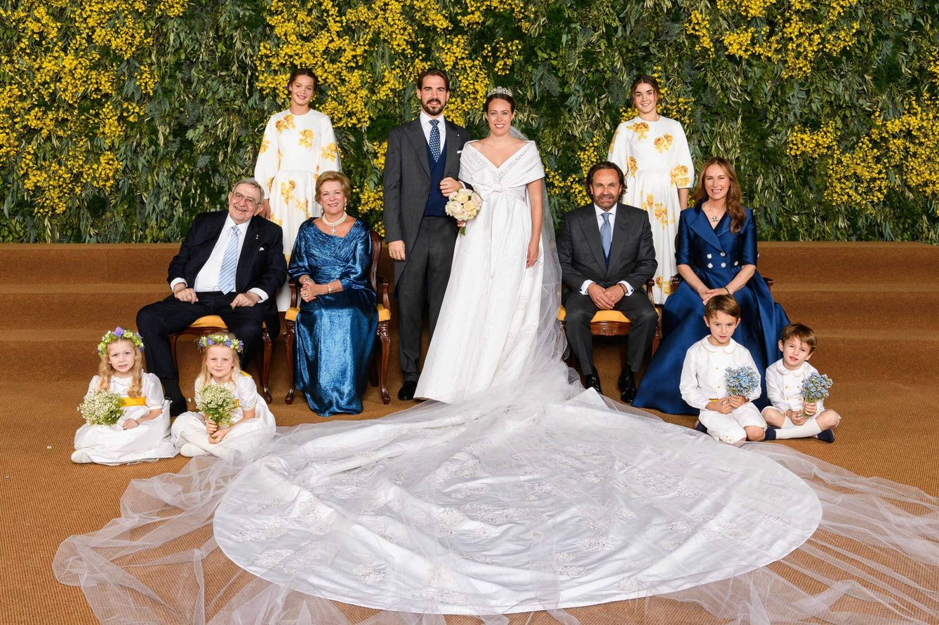 Foto oficial de la boda de Philippos de Grecia y Nina Flohr. Amelia y Ana María, con vestido de flores amarillas. (CP) 
