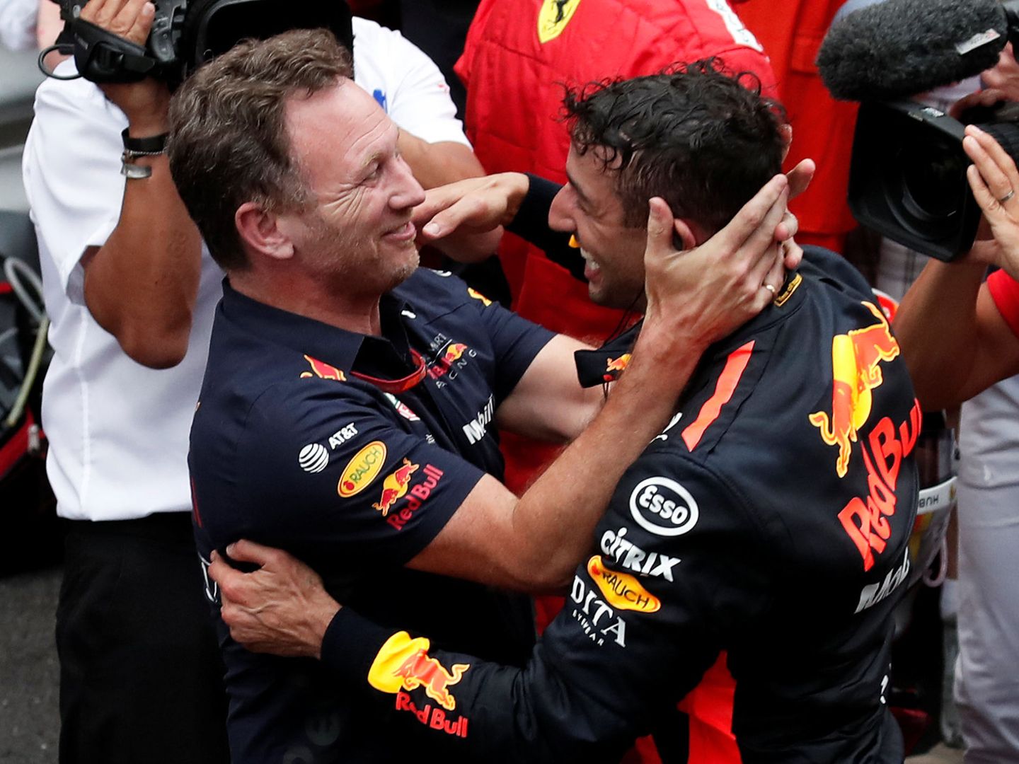 Christian Horner saluda a Ricciardo. (EFE) 