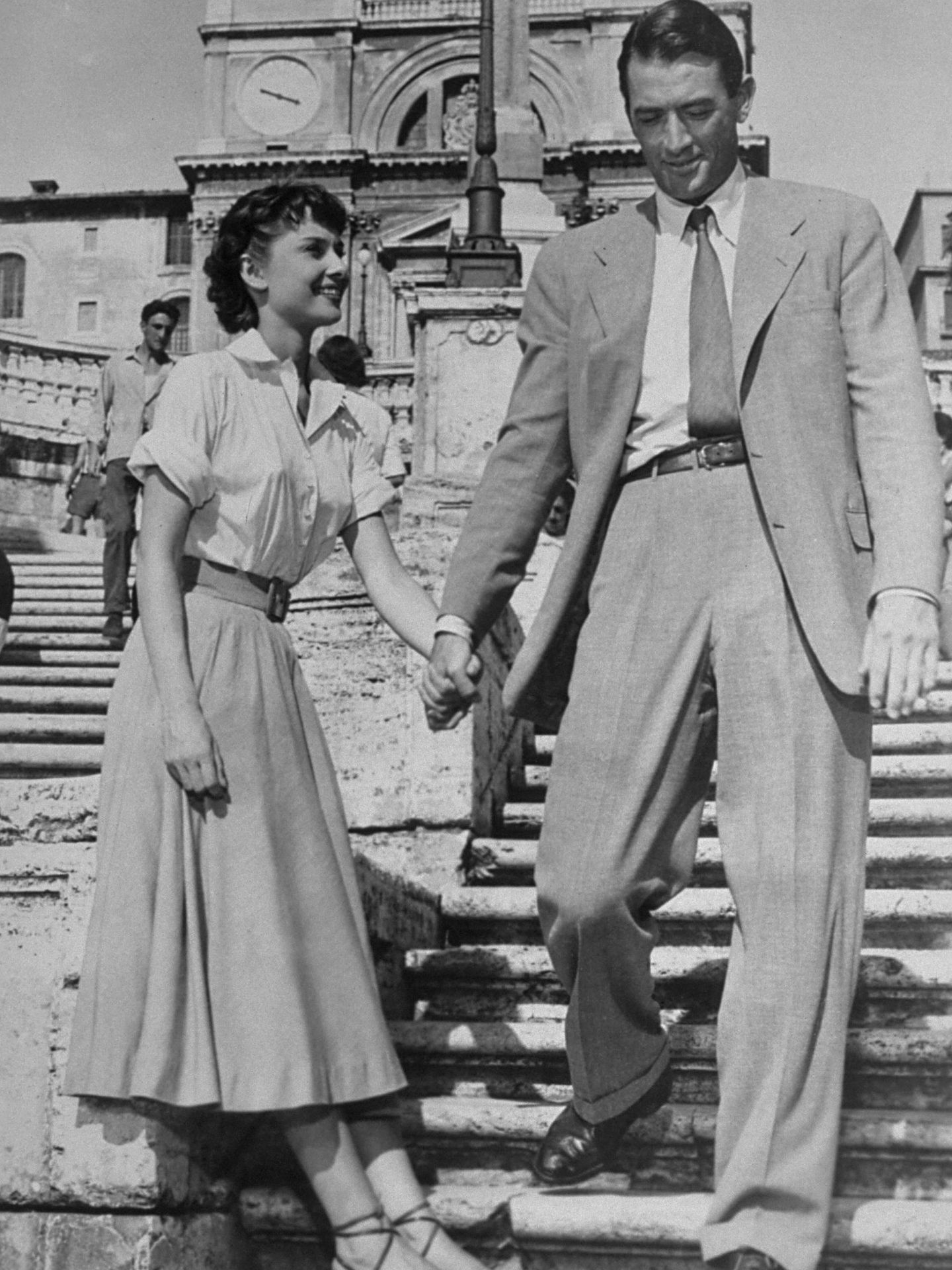 Peck y Hepburn, en la escalinata de la Plaza de España. (CP)