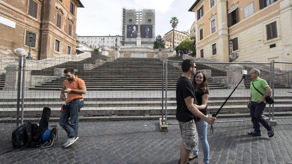 La escalinata de acceso a la plaza de España en Roma, cerrada por restauración