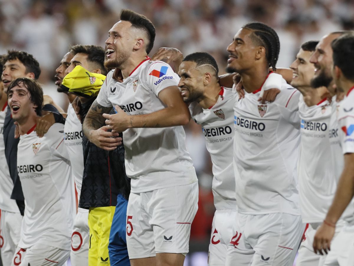 Foto: Los jugadores del Sevilla celebran la victoria contra el Manchester United. (EFE/José Manuel Vidal).