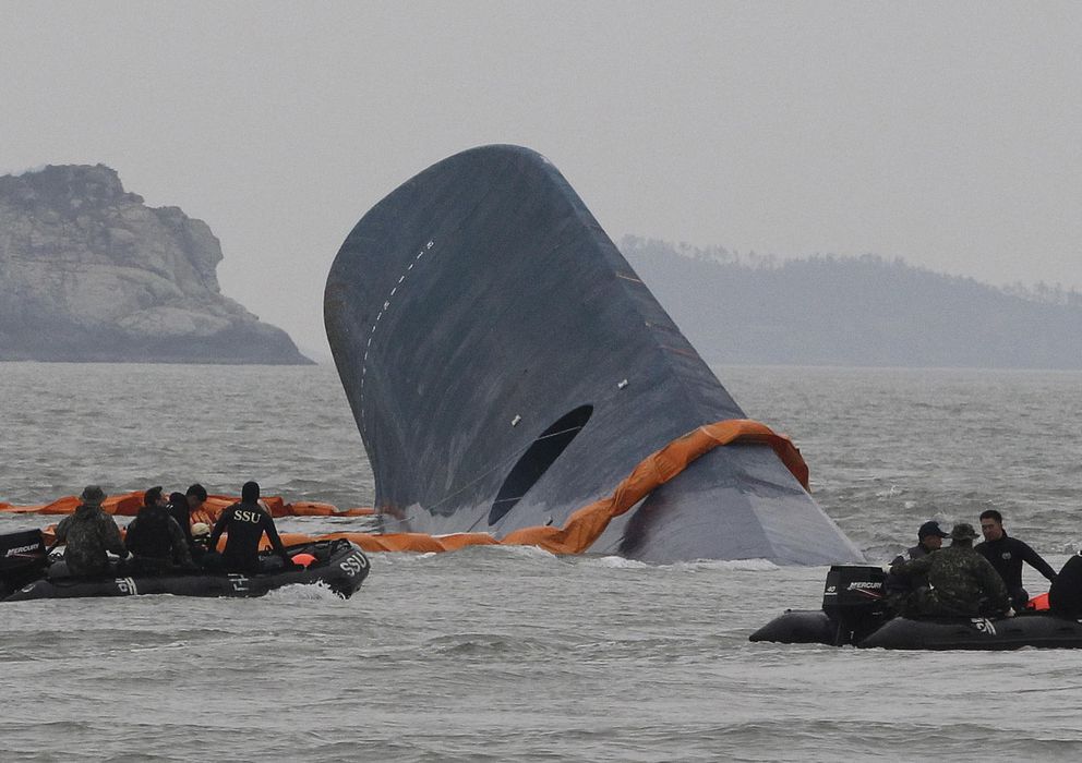 Foto: Militares surcoreanos durante las labores de búsqueda de los pasajeros desaparecidos en el naufragio (AP)