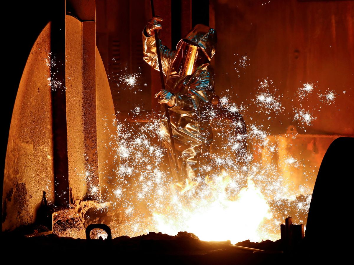 Foto: Trabajador en una siderúrgica (Reuters)