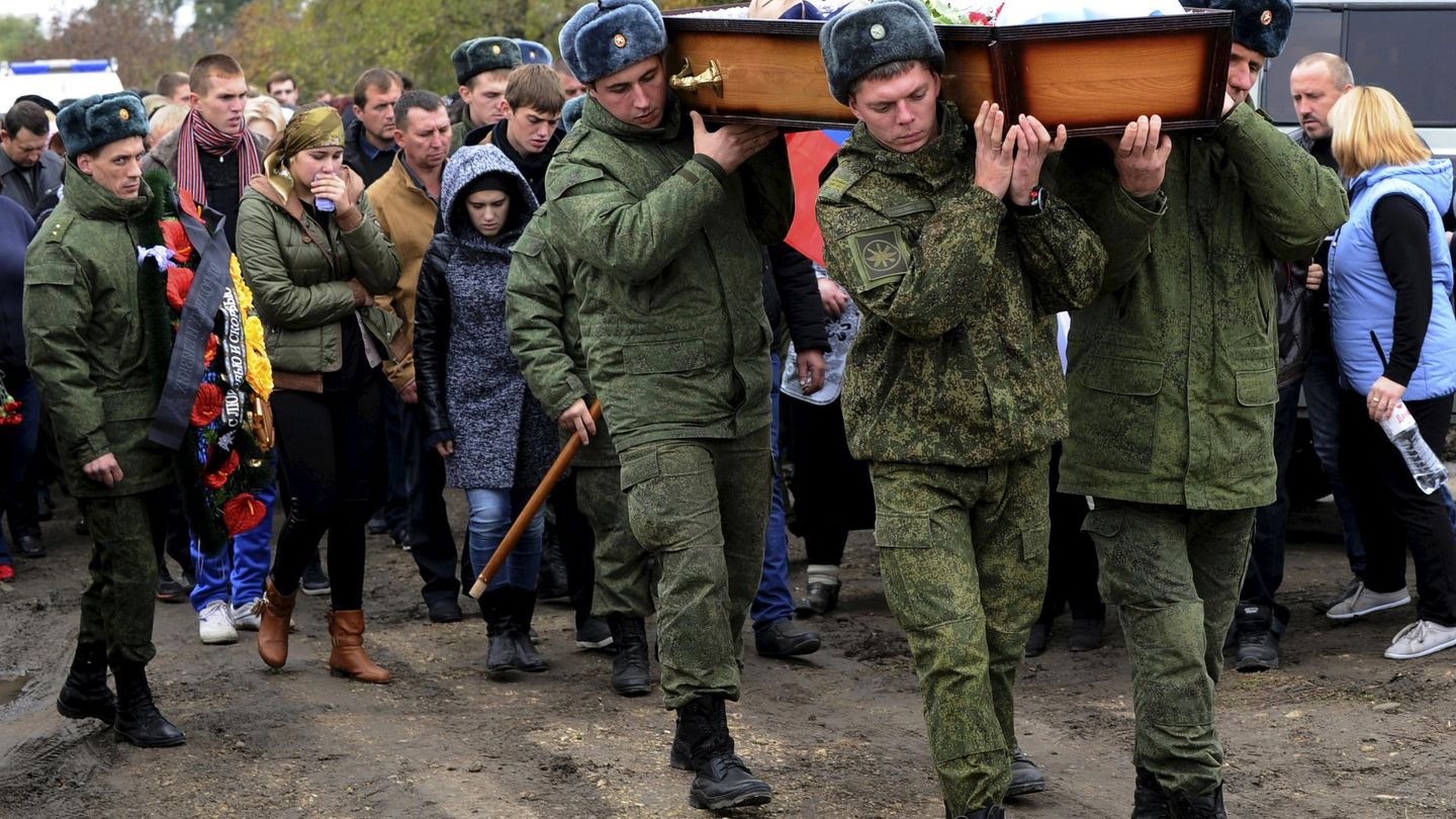 Soldados portan el ataúd de Vadim Kostenko, primera muerte confirmada de un militar ruso en Siria, en el pueblo de Grechnaya Balka. (Reuters)