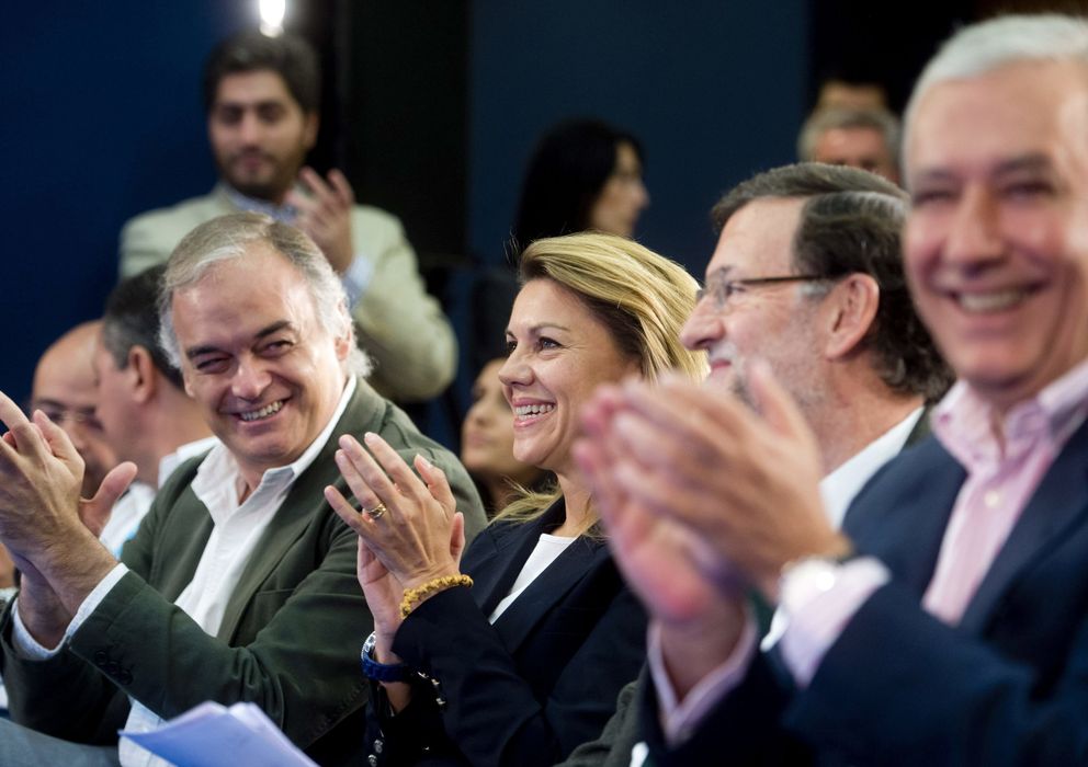 Foto: Mariano Rajoy (2d), María Dolores de Cospedal (3d), Javier Arenas (d), y Esteban González Pons. (EFE)