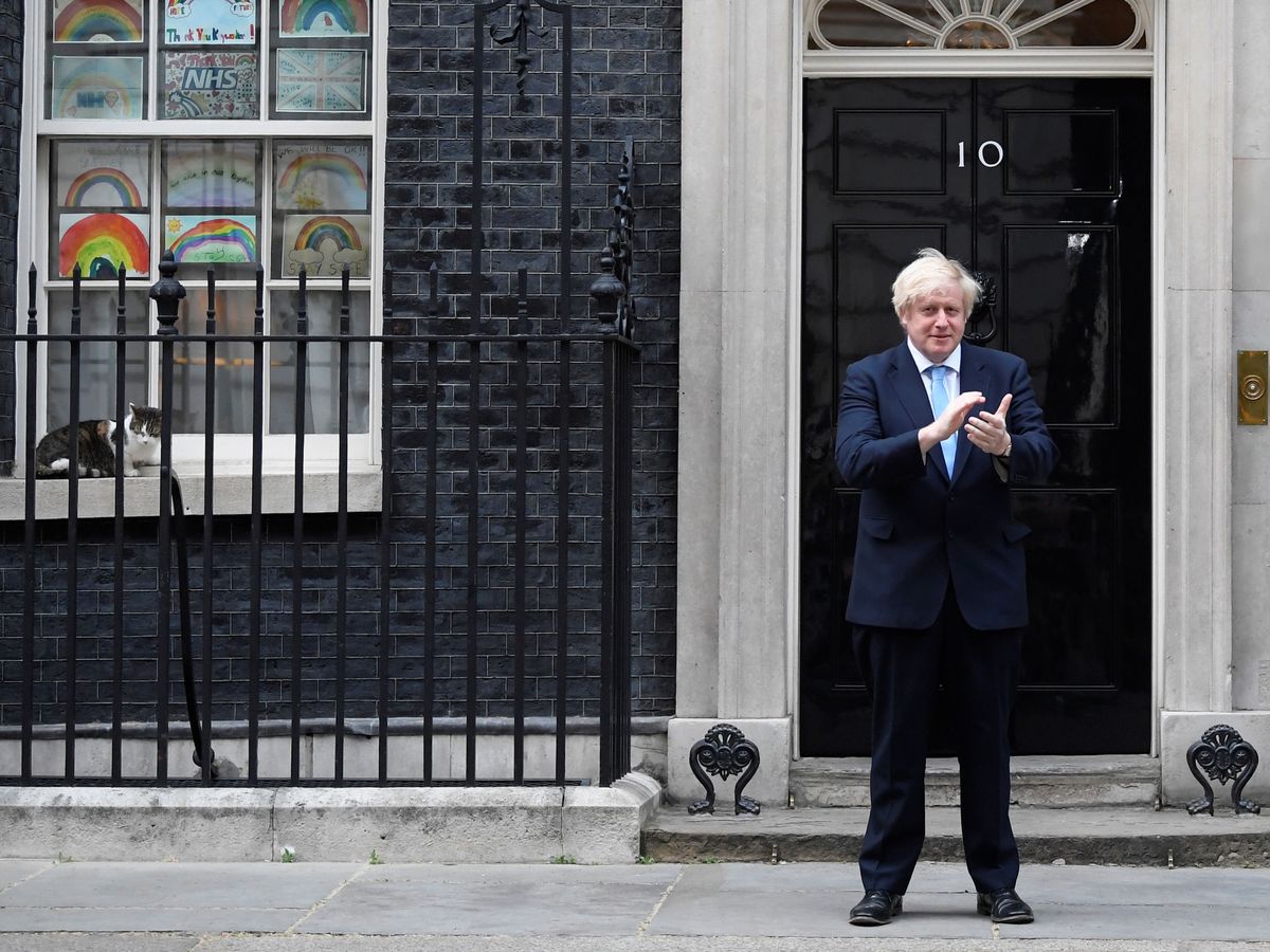 Foto: Boris Johnson aplaude a los sanitarios frente a su residencia en Downing Street. (Reuters)